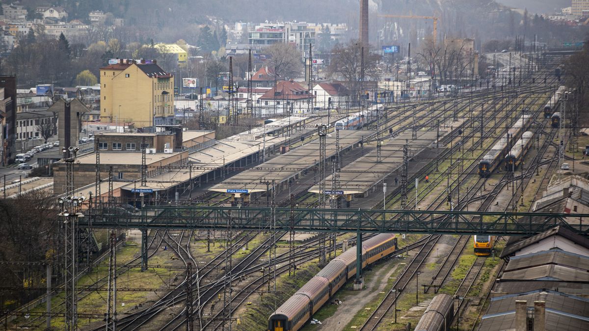 Fotky z obří přestavby Smíchovského nádraží. Hotovo bude až v roce 2027